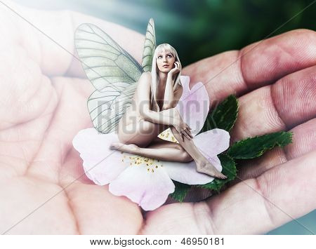 Schöne Frau Pixie mit Schmetterlingsflügeln