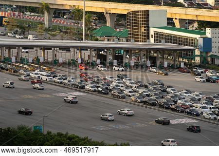 Kuala Lumpur,malaysia - December 4,2022 : High Angle View Of The Traffic Jam During Rush Hour In Sun