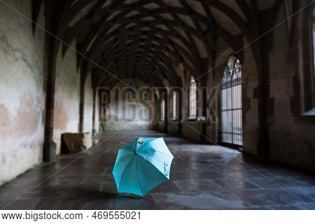 Maulbronn, Germany - Dezember 2022 Umbrella In Maulbronn Monastery, Cistercian Abbey