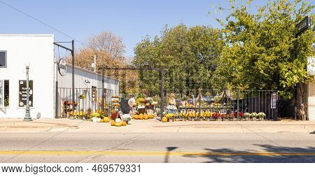 Wilburton, Oklahoma, Usa - October 15, 2022: Small Flower Shop In The Old Business District On Main 