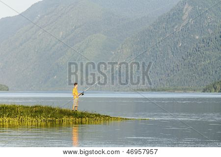 Smukke Reservoir i Sibirien og fisker i land