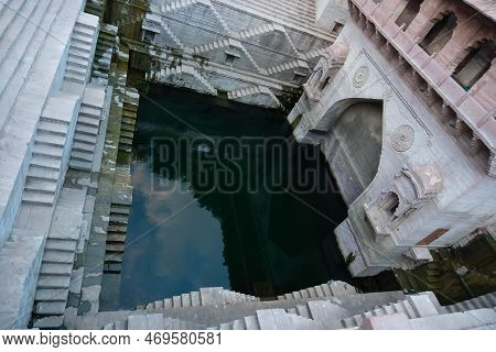 Toorji's Step Well, Toorji Ki Jhalara, Toorj Ki Jhalra, Was Built In 1740s.hand Carved Step Well Bul