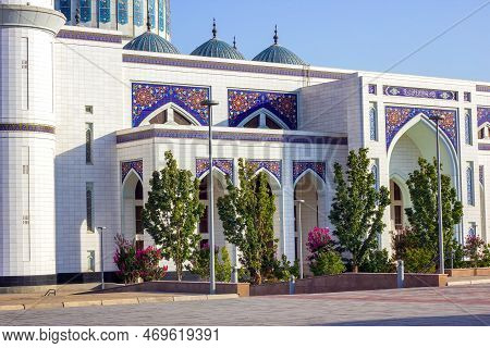 Dushanbe, Tajikistan - August 11, 2022: White Building Of Central Cathedral Mosque Of Dushanbe With 