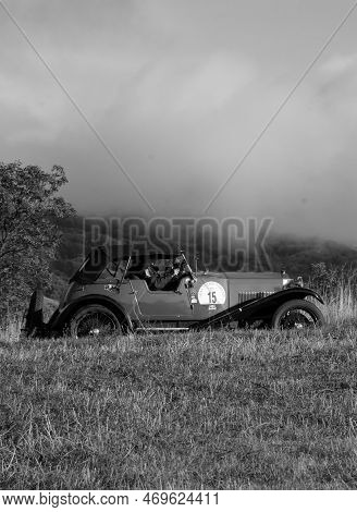 Om 665 S3 Sport 1925 In Coppa Nuvolari Old Racing Car With Classic Car