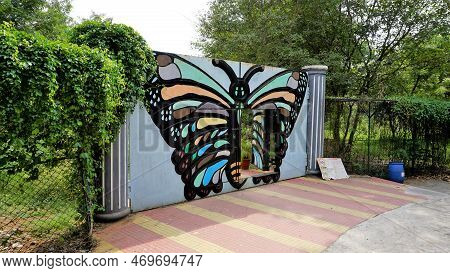 Vandalur,tamilnadu,india-october 04 2022: Entrance Of Beautiful Butterfly Park Of Arignar Anna Zoolo