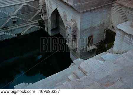 Toorji's Step Well, Toorji Ki Jhalara, Toorj Ki Jhalra, Was Built In 1740s.hand Carved Step Well Bul