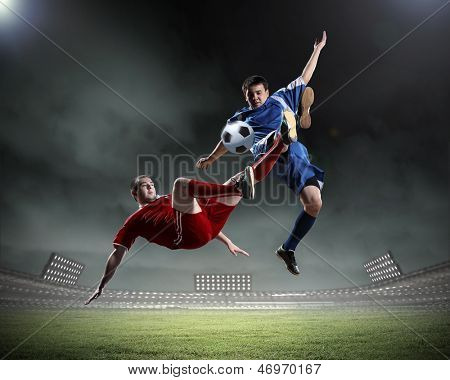 Imagem de dois jogadores de futebol no estádio