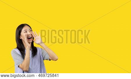 Announce The Good News, Asian Woman Shouting For Attention Or Calling For Attention, Hurry Up And Se