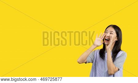 Announce The Good News, Asian Woman Shouting For Attention Or Calling For Attention, Hurry Up And Se