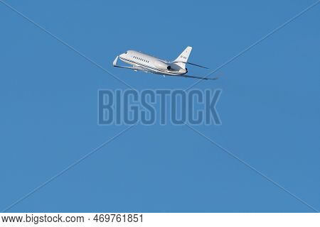 Zurich, Switzerland, January 19, 2023 Dessault Falcon 2000ex Business Aircraft Takeoff From Runway 2
