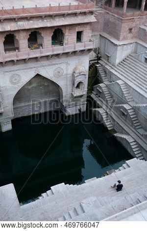 Toorji's Step Well, Toorji Ki Jhalara, Toorj Ki Jhalra, Was Built In 1740s.hand Carved Step Well Bul