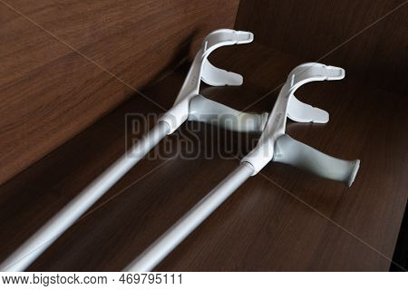 Cruptches For Walking After Leg Injury