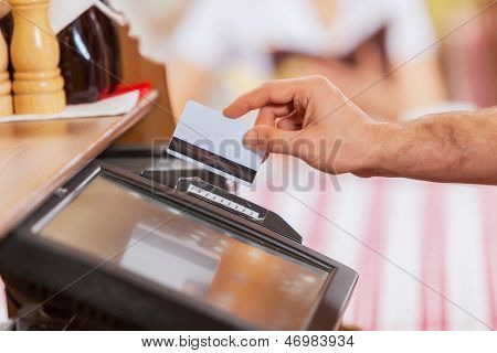 Detail podoba mužské ruce pokladní karta