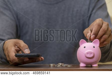 Investor Online Saving Concept, Online Investment Savings, Online Stock Investors, Internet Financia