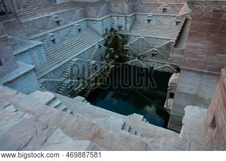 Toorji\'s Step Well, Toorji Ki Jhalara, Toorj Ki Jhalra, Was Built In 1740s.hand Carved Step Well Bu