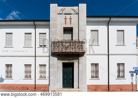 Tresigallo,italy-may 2, 2021:strollin Among The Historical Buildings In Tresigallo During A Cloudy D