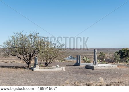 Loxton, South Africa - Sep 3, 2022: Graves Next To Road R356 Between Loxton And Fraserburg In The No