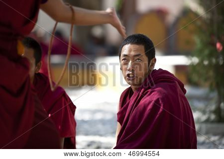 LHASA, TIBET-07 de OCT: Monjes tibetanos están debatiendo sobre escrituras budistas en el monasterio de Sera en O