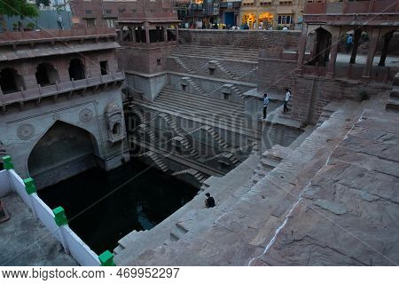 Toorji's Step Well, Toorji Ki Jhalara, Toorj Ki Jhalra, Was Built In 1740s.hand Carved Step Well Bul