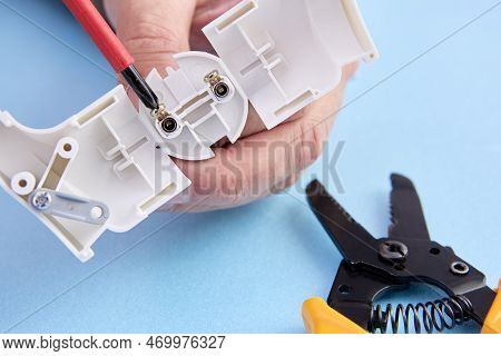Collapsible Electric Plug Of European Standard Type F, Electrician Mounts Connector Of Electric Cord