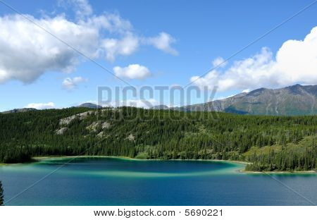Lago Smeraldo, cielo e montagne, territorio dello Yukon, Canada
