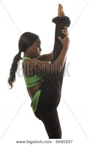 Giovane bella ispanica donna afro-americana esercitando Dance Ballet