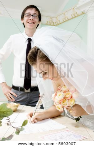 花嫁の結婚証明書の署名