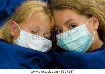 Deux jeunes filles malades au lit