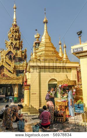 Pray In The Sule Pagoda