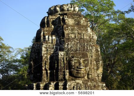 Szczegóły ścian wieży w świątyni Bayon w Angkor