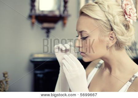 Retrato da bela jovem, com cheiro de um frasco de Perfume
