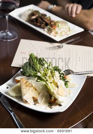 Corazones de Romaine ensalada con queso Parmesano Rasurado