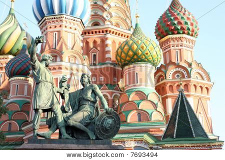 Błogosławiony Basil Cathedral i pomnik Minin i Pożarski