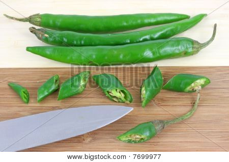 Scheiben Long Hot Paprika auf Holz Schneidbrett
