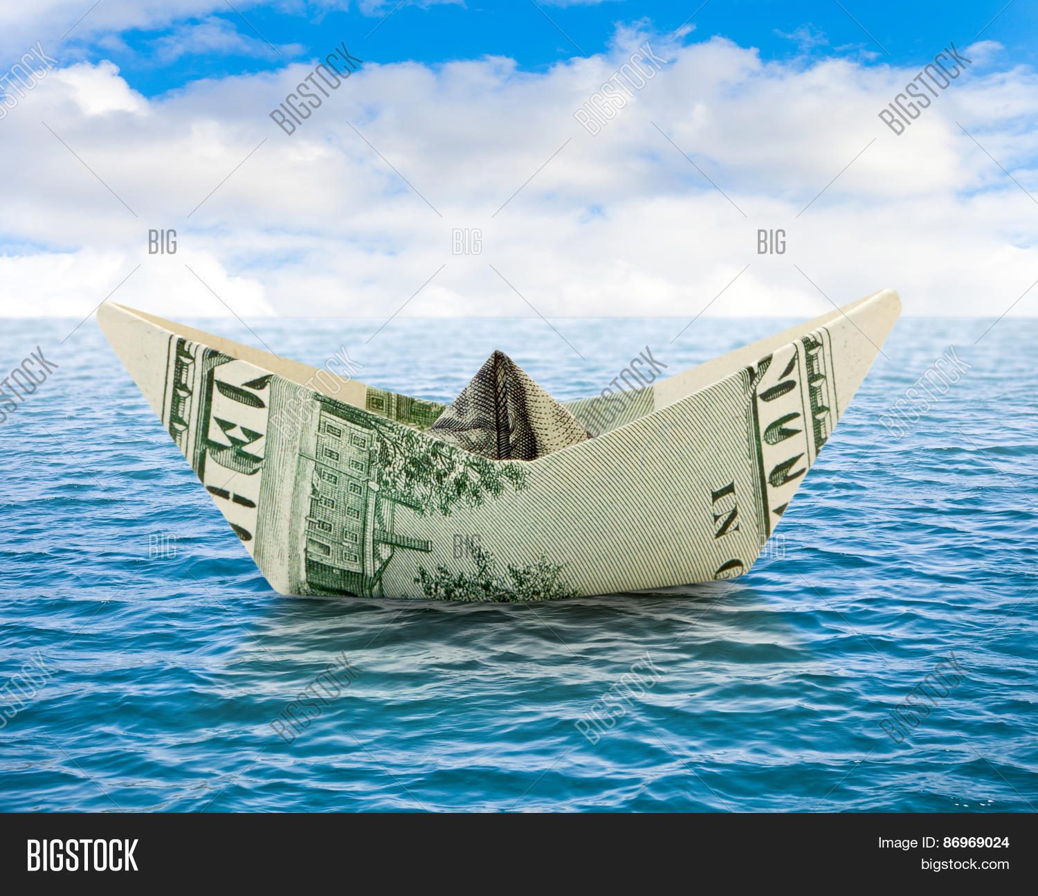 Денежный корабль. Деньги на фоне моря. Бумажный кораблик из доллара. Shipmoney. To ship money.