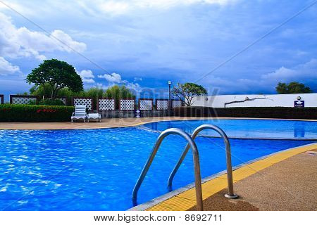 Schwimmbad mit Leiter