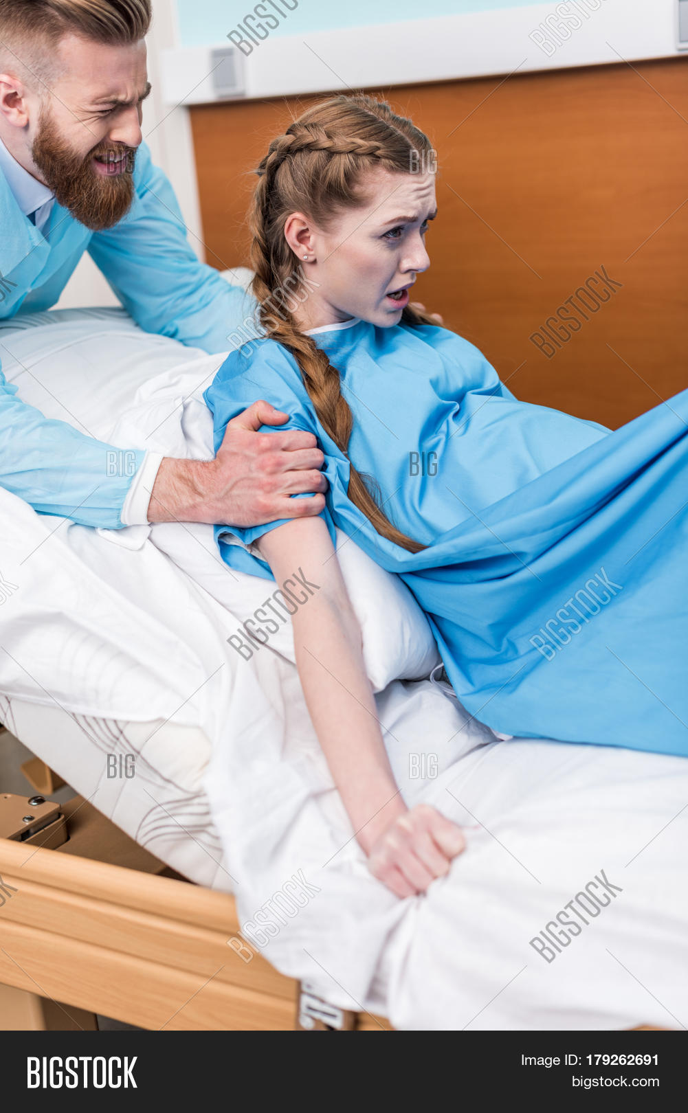 Женщина рожает ребенка в больнице. Женщина рожает ребенка в больнице. Женщина рожает ребенка в больнице. Процесс рождения ребенка. Женщина рожает ребенка в больнице.