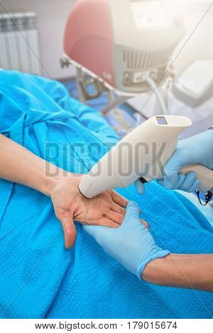 Procedure for palm against hyperhidrosis
