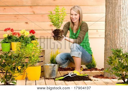 Jardinagem mulher planta primavera flor terraço