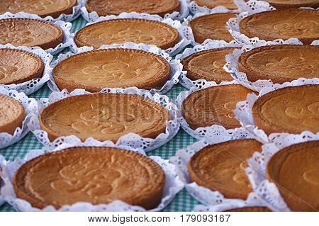 Pastel con el símbolo del Lauburu postre típico del País Vasco. vendido en mercados al aire libre.
