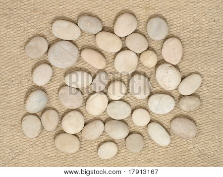 Pequeñas piedras en una Camal lana.
