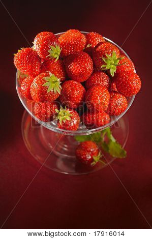 Einen Becher frischen Erdbeeren