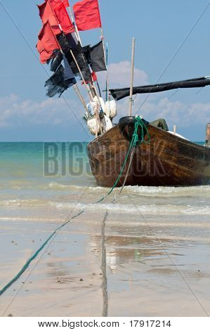 Barco de pesca de madeira tradicionais na ilha Weizhou