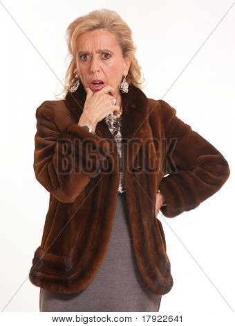 Portræt af en forfærdet elegante senior dame i en mink frakke