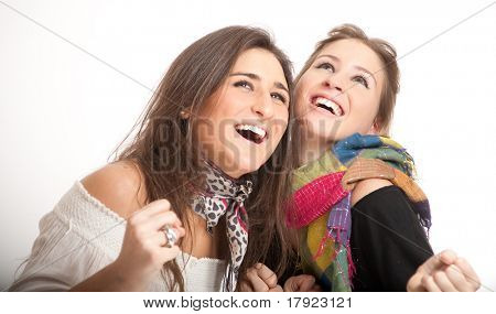 Unge søstre en blond, den anden brunette griner sammen