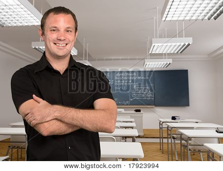 Portret van een glimlachende leraar in een lege klas met formules op het bord
