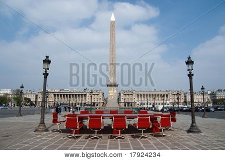 Toplantı masa ve sandalye Place de la Concorde, Paris, Fransa ortasında.