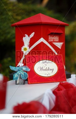 The red wedding guess box and guess book