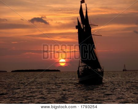 Orange coucher de soleil avec la Silhouette du voilier face à la caméra