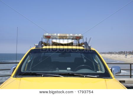 Lifegaurd 안전 차량 트럭 주차 부두에 서핑 보드를 데 려가
